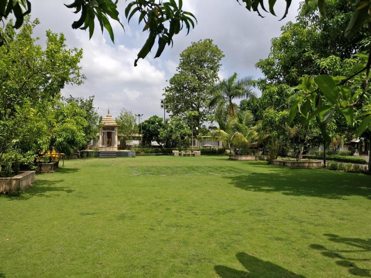 Pushp Vatika Resort & Lawns 나비뭄바이 외부 사진