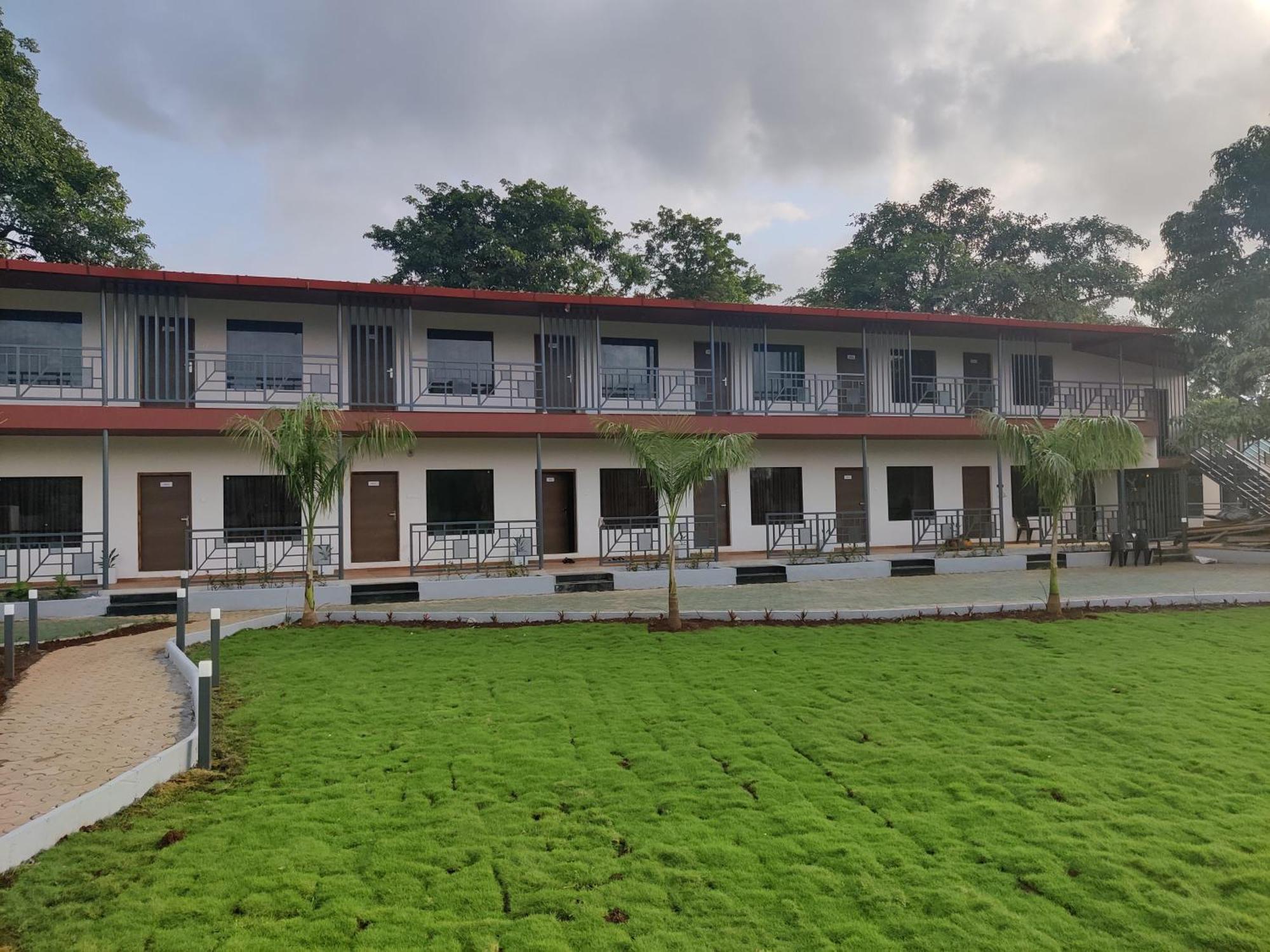 Pushp Vatika Resort & Lawns 나비뭄바이 외부 사진