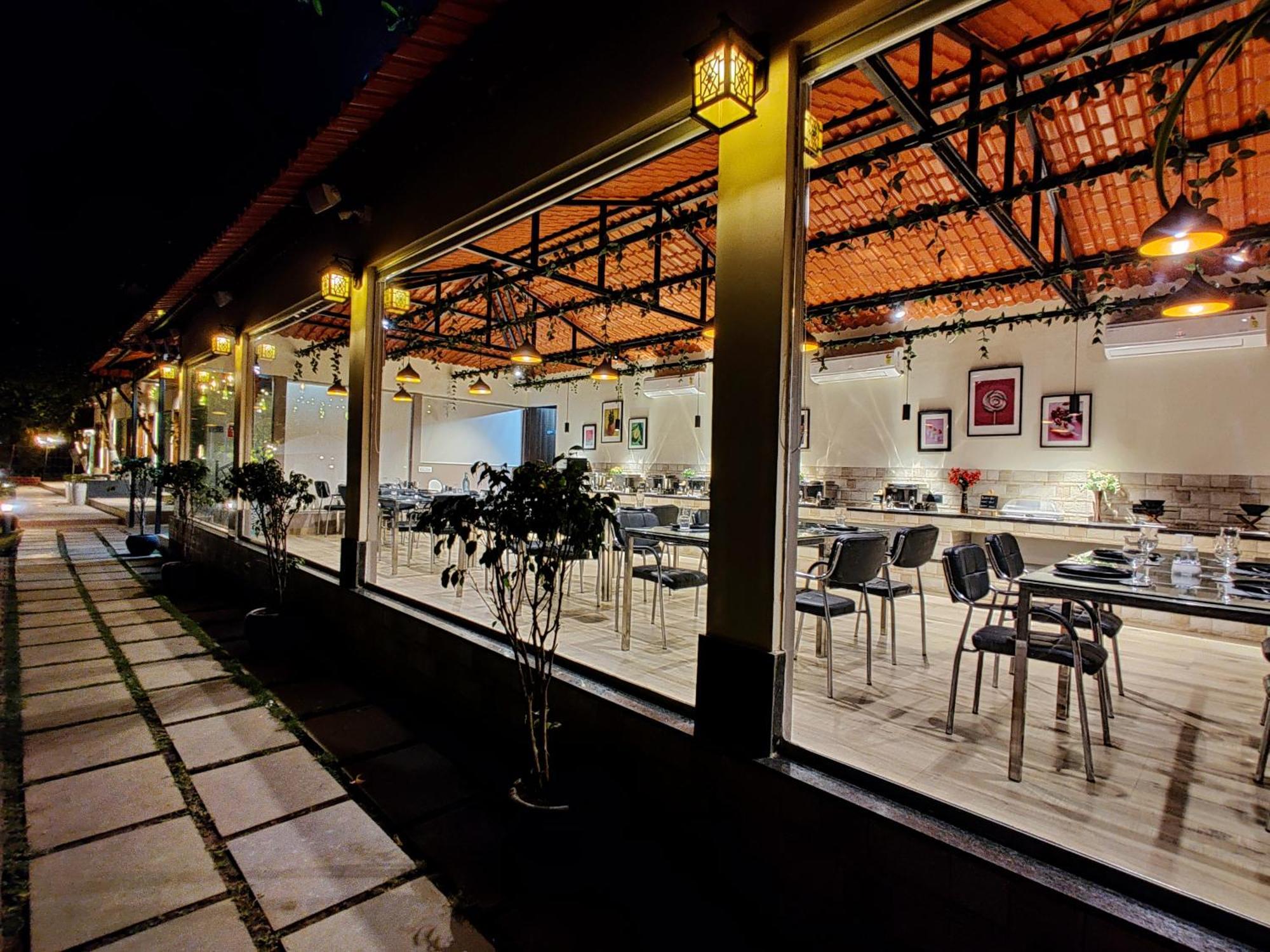 Pushp Vatika Resort & Lawns 나비뭄바이 외부 사진